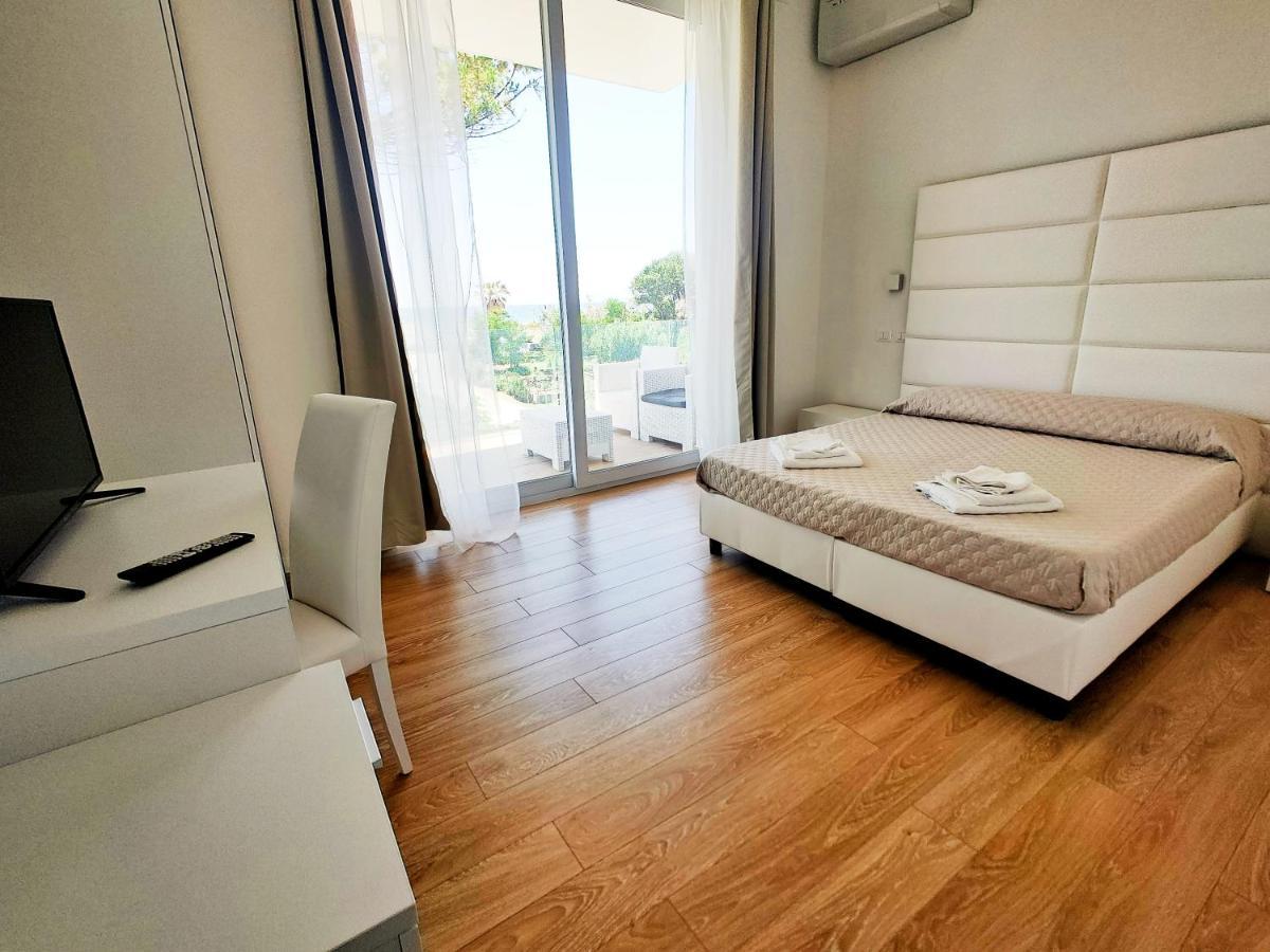 Hotel Artemide Mare Paestum Eksteriør billede