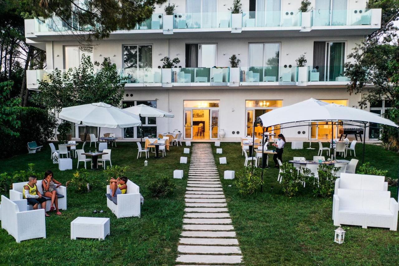 Hotel Artemide Mare Paestum Eksteriør billede