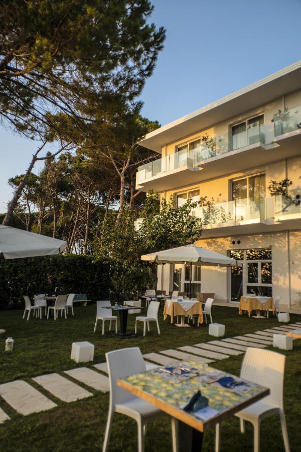 Hotel Artemide Mare Paestum Eksteriør billede