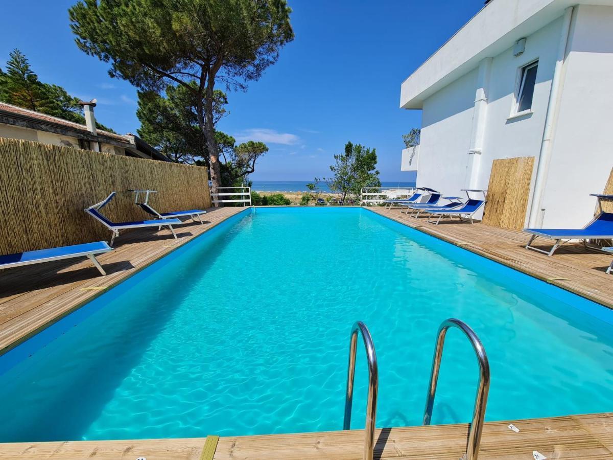 Hotel Artemide Mare Paestum Eksteriør billede