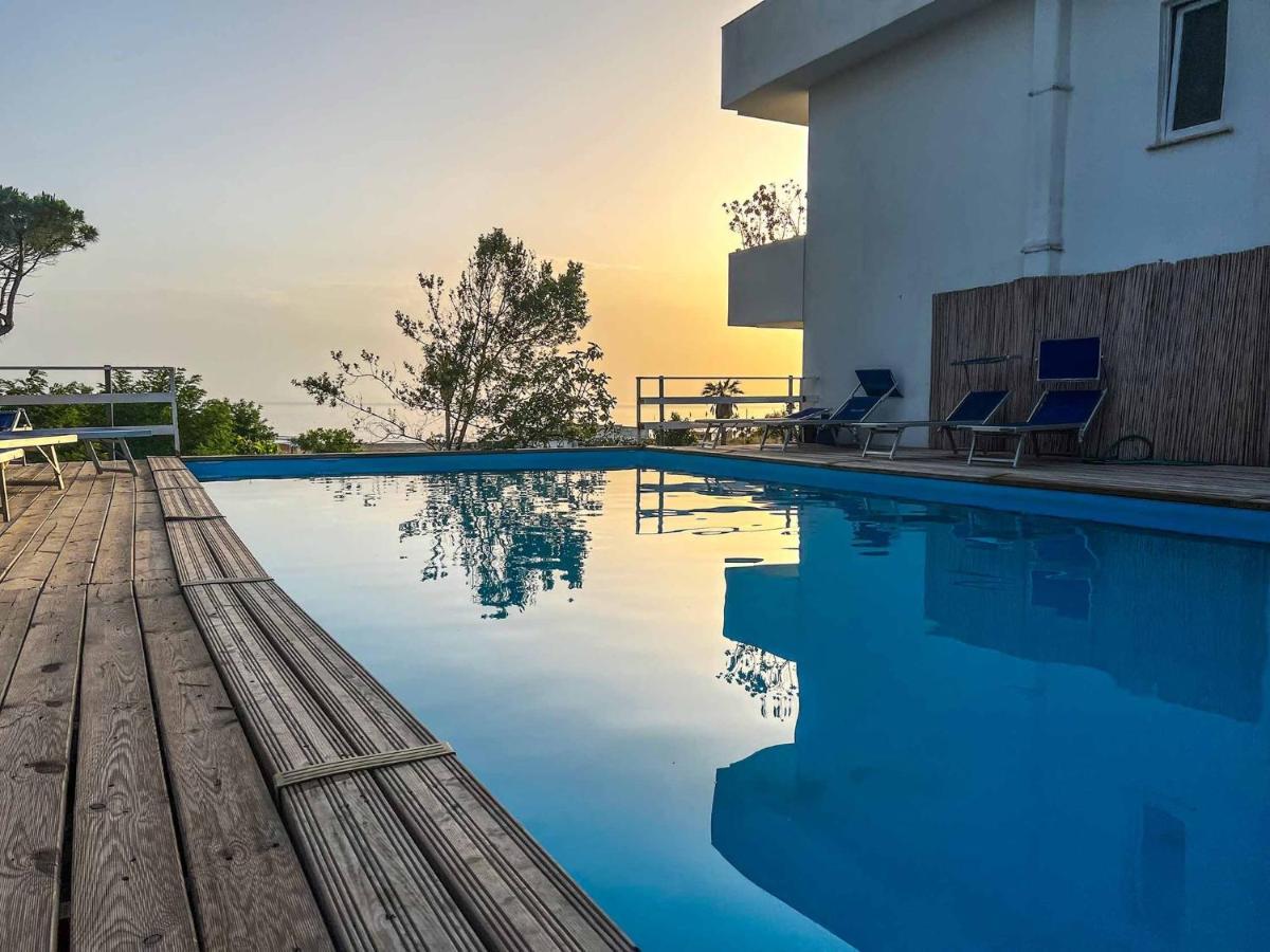 Hotel Artemide Mare Paestum Eksteriør billede