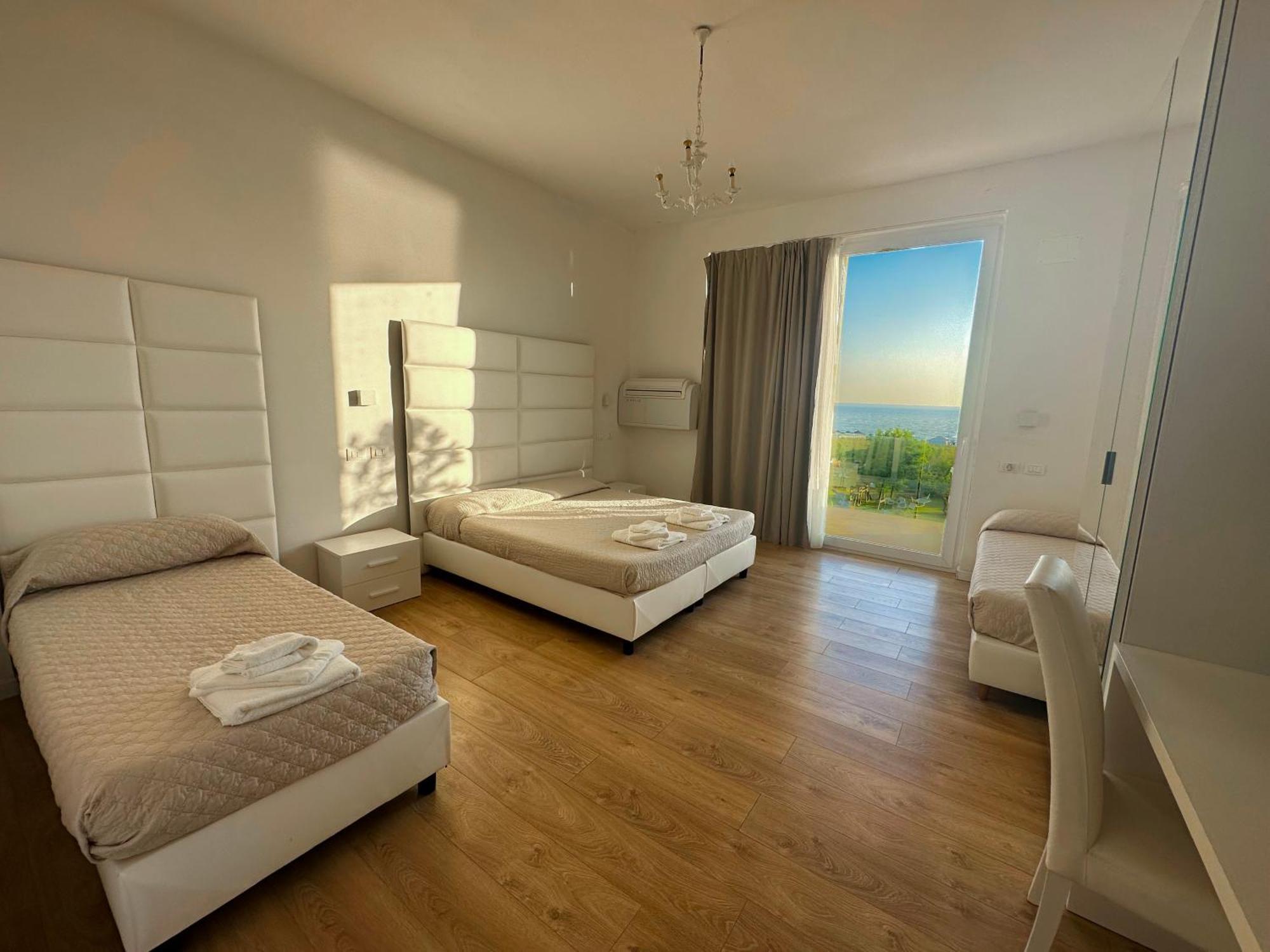 Hotel Artemide Mare Paestum Eksteriør billede