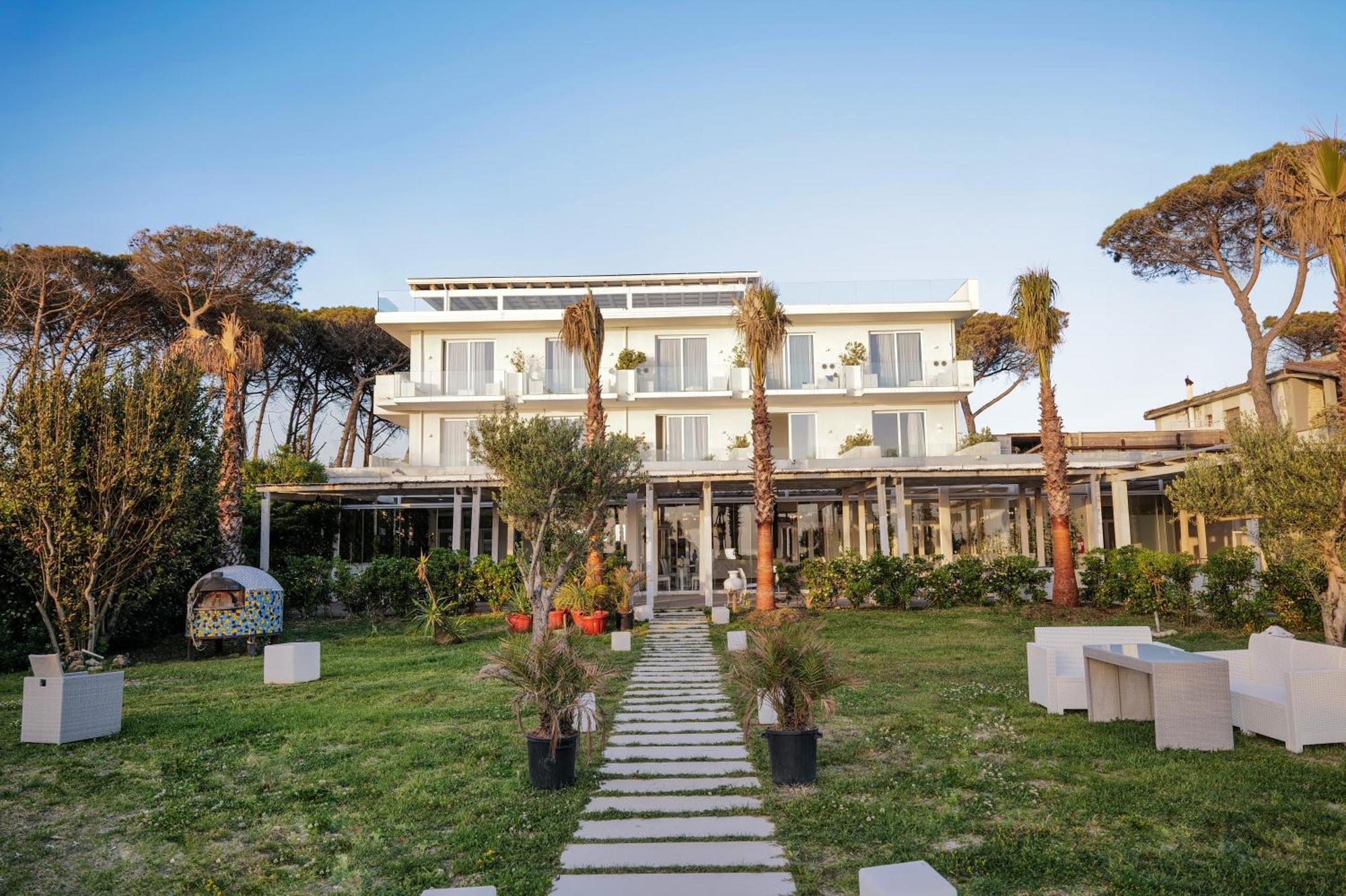 Hotel Artemide Mare Paestum Eksteriør billede