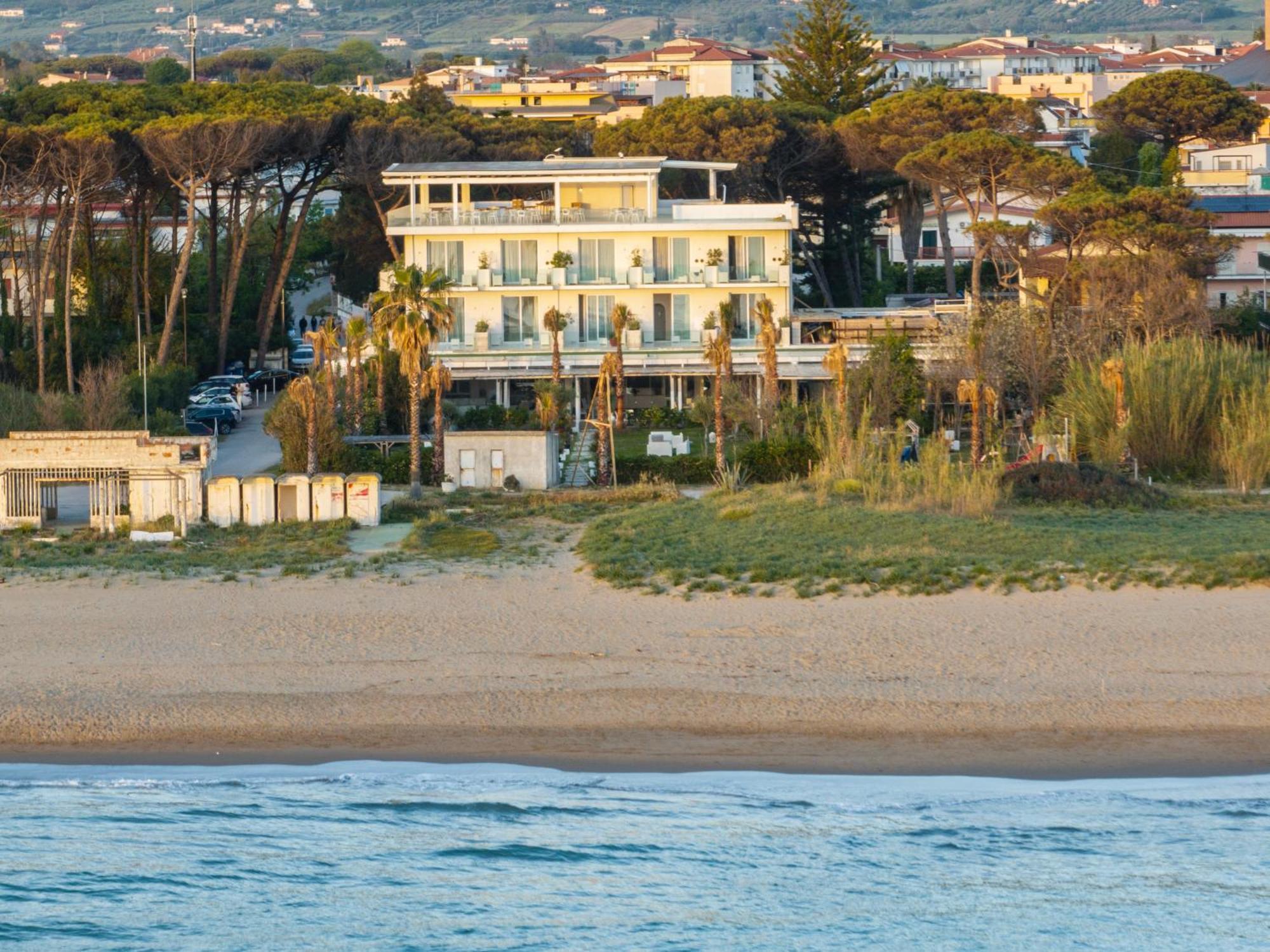 Hotel Artemide Mare Paestum Eksteriør billede