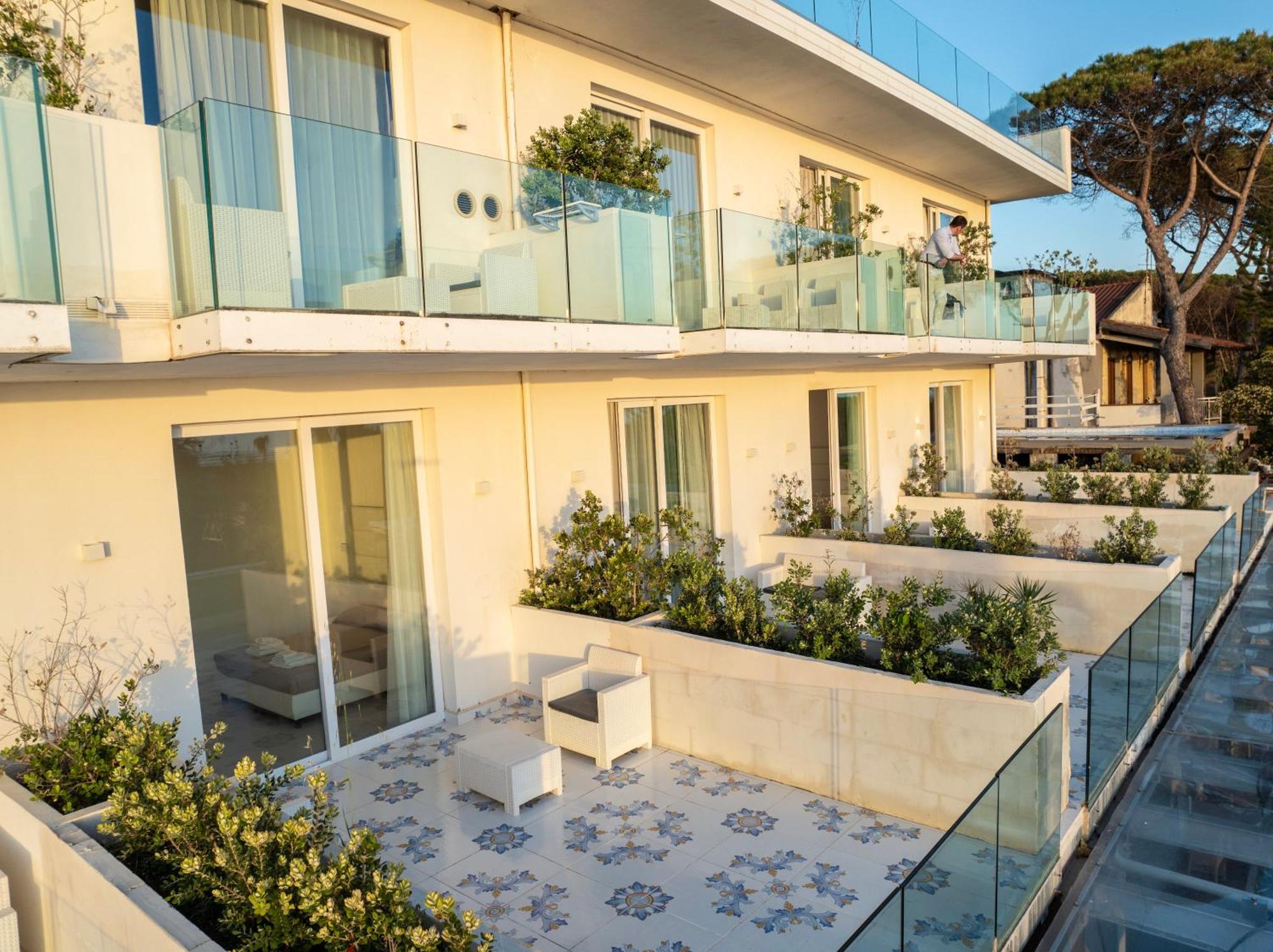 Hotel Artemide Mare Paestum Eksteriør billede