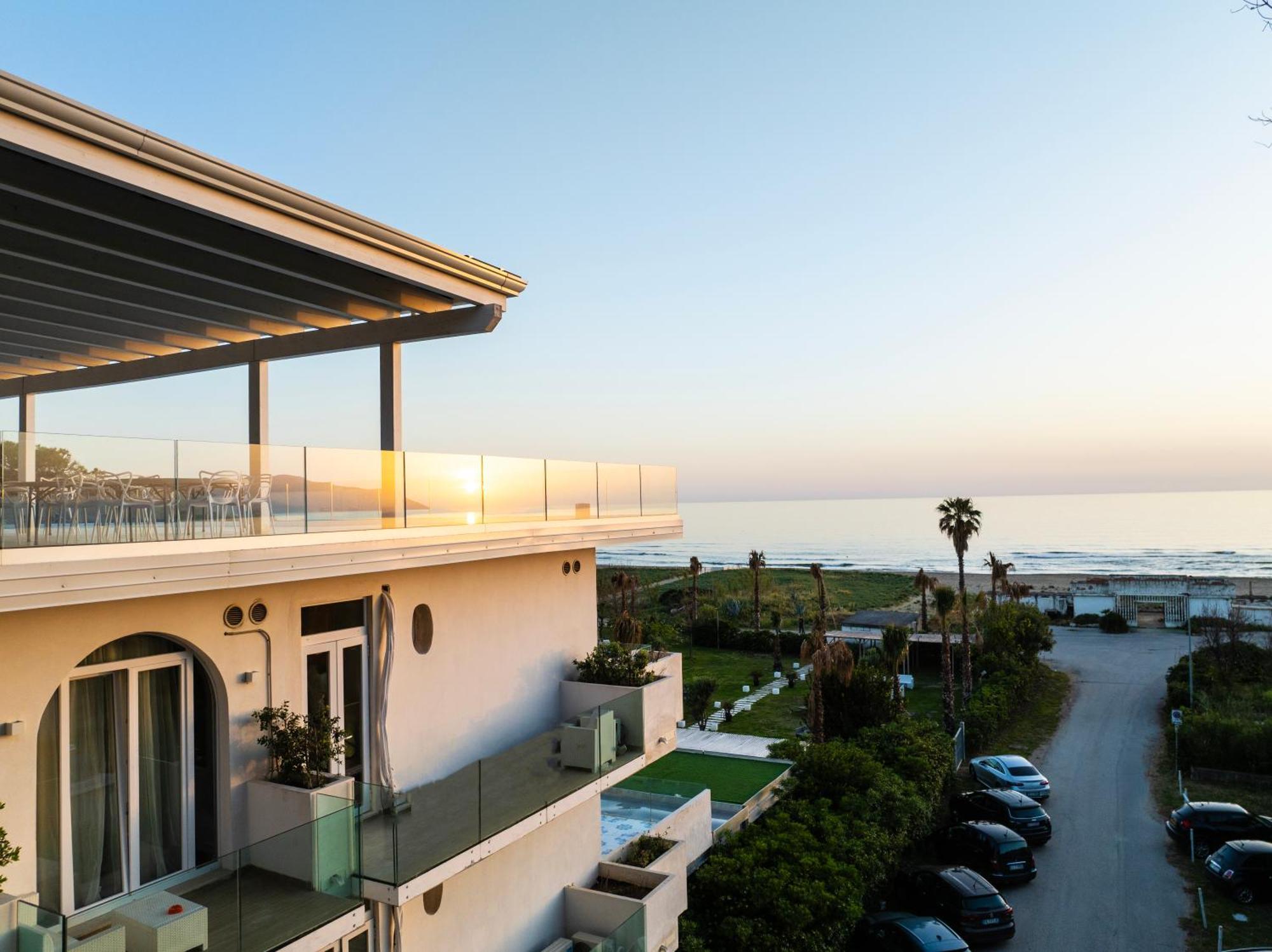 Hotel Artemide Mare Paestum Eksteriør billede