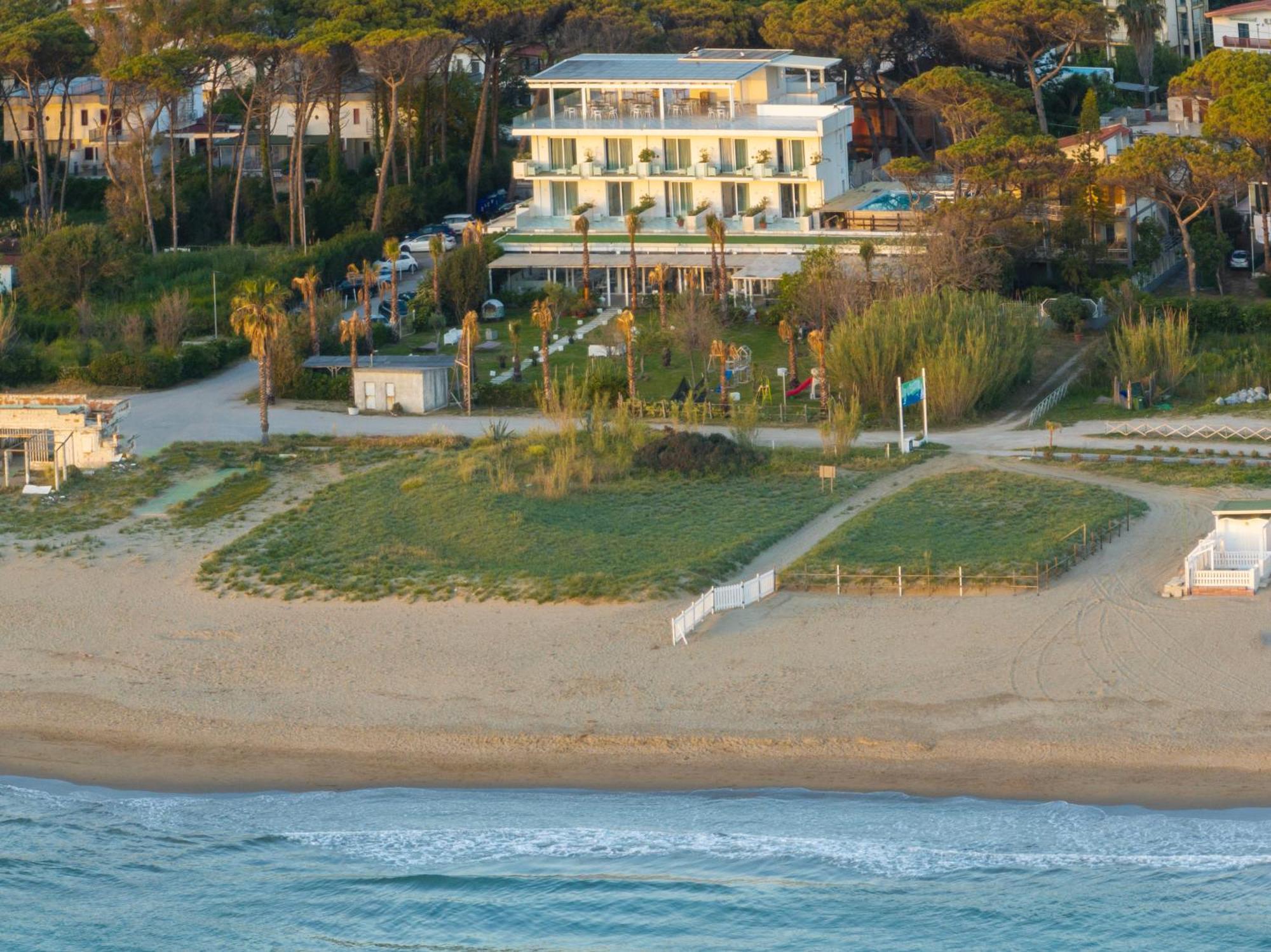 Hotel Artemide Mare Paestum Eksteriør billede