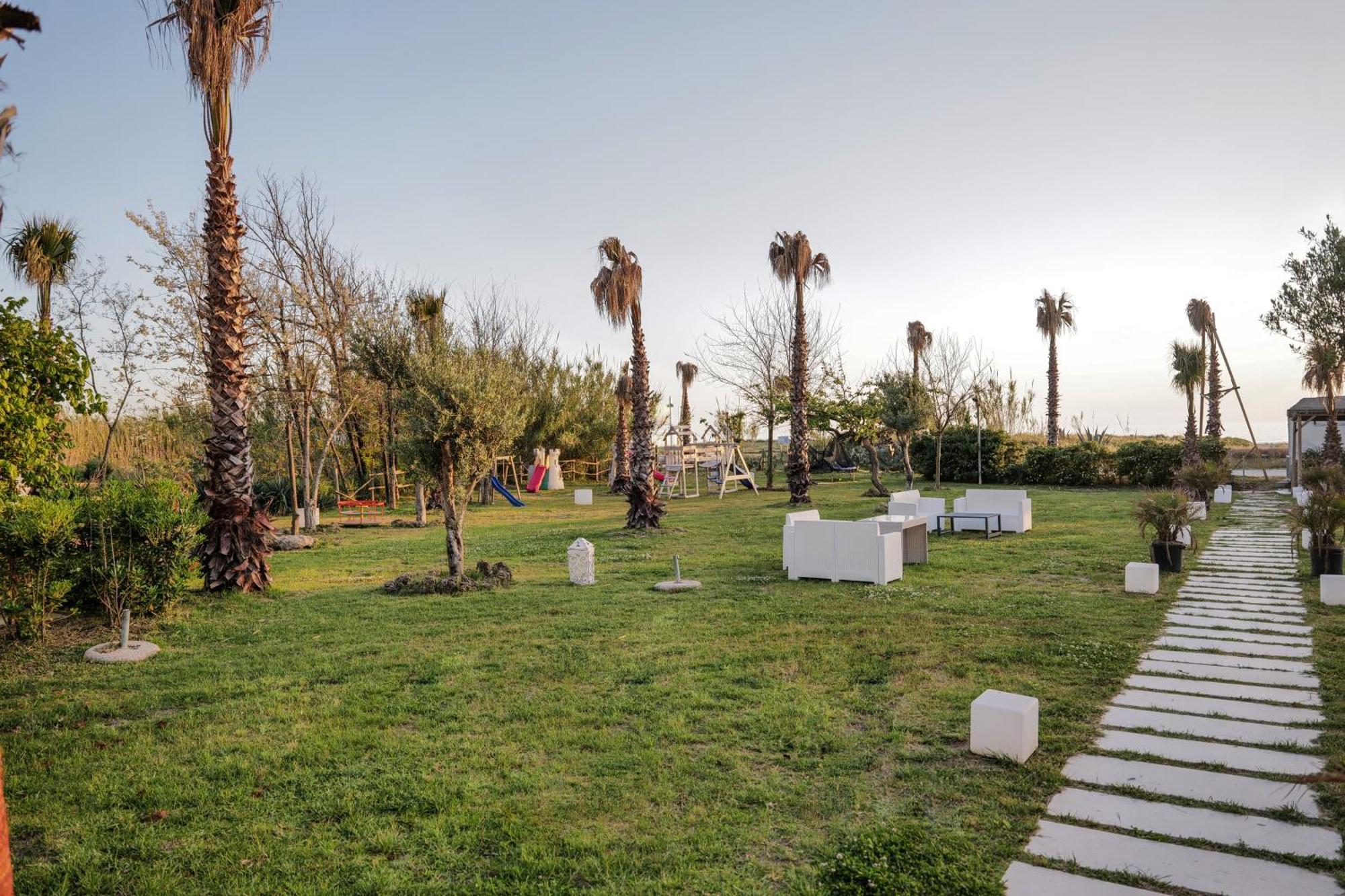 Hotel Artemide Mare Paestum Eksteriør billede