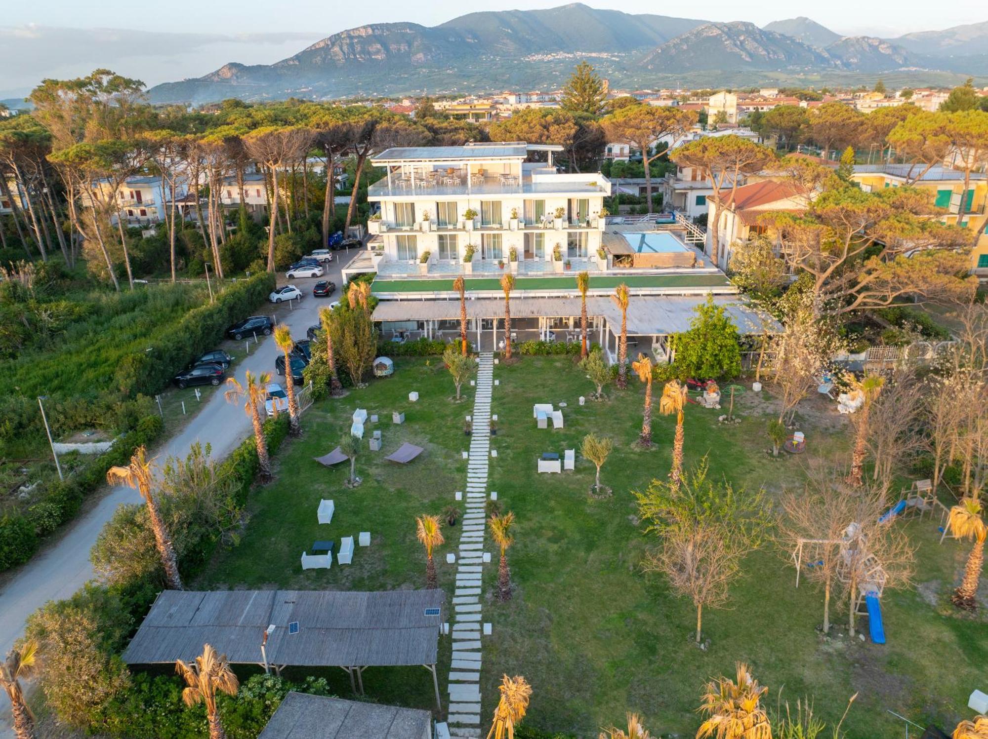 Hotel Artemide Mare Paestum Eksteriør billede